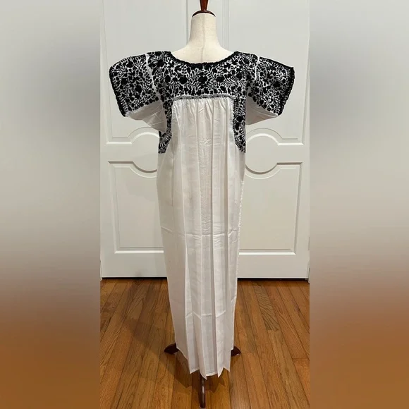 San Antonino Maxi Dress,Oaxaca Mexican dress.Hand Embroidered with Silk Threads. - Picture 8 of 8